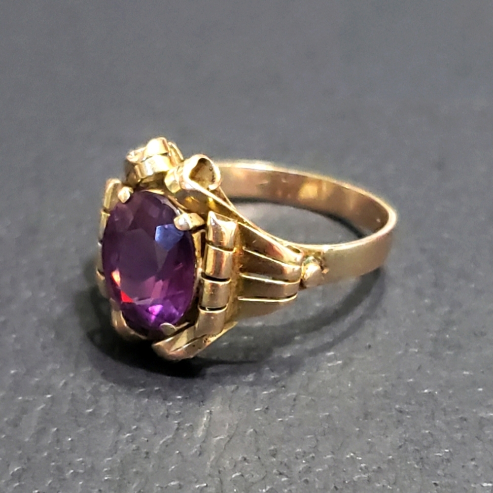 Elegant Vintage Gold 14k and Purple Saphire Ring